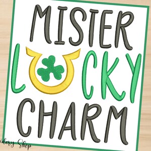 Può includere: Disegno ricamato con il testo "Mister Lucky Charm" in nero e verde. Un ferro di cavallo dorato con un quadrifoglio verde è al centro.