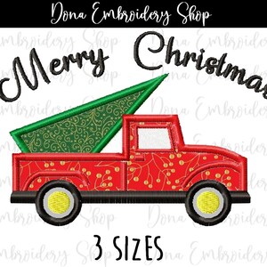 Peut inclure: Camion rouge avec un sapin de Noël vert dans la benne. Le camion est décoré d'un motif de houx rouge et or. Le texte "Merry Christmas" est au-dessus du camion.