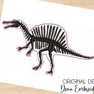 Pode incluir: Design de bordado preto e branco de um esqueleto de dinossauro Spinosaurus. O dinossauro está virado para a direita e tem uma cauda longa e uma vela nas costas.