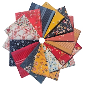 Puede incluir: Una colección de cuadrados de tela doblados dispuestos en un patrón de abanico circular. Los textiles presentan varios patrones, incluyendo estampados florales, líneas geométricas y colores sólidos en tonos rojo, amarillo, azul marino, blanco y naranja.