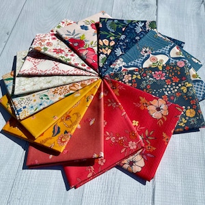 Peut inclure: Un ensemble de 14 carrés de tissu avec des motifs floraux dans des tons de rouge, jaune, bleu et blanc. Les carrés de tissu sont disposés en cercle.