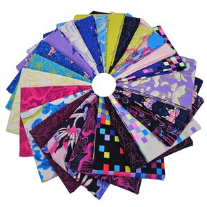 Peut inclure: Un ensemble de carrés de tissu colorés disposés en cercle. Les tissus présentent divers motifs, notamment floraux, géométriques et abstraits, dans des tons de rose, violet, bleu et vert. L'arrangement crée un affichage vibrant et attrayant.