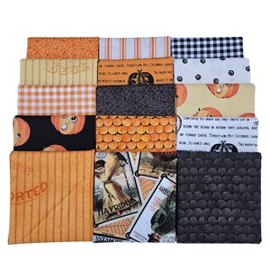 Puede incluir: Una colección de cuadrados de tela con temática de Halloween. Los diseños incluyen calabazas, cuadros, rayas y texto. Los colores son naranja, negro, blanco y amarillo. La tela es probablemente algodón o un material similar, adecuado para acolchar o manualidades.