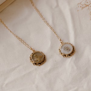 This real pressed flower necklace is perfect for adding a touch of cottage charm to your look! Featuring dried flowers embedded in resin, it makes for a stunning accent to any ensemble.