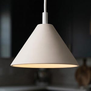 Minimalistyczna ceramiczna lampa wisząca w kształcie stożka do nowoczesnych kuchni, spersonalizowany prezent – Naaya CONIX