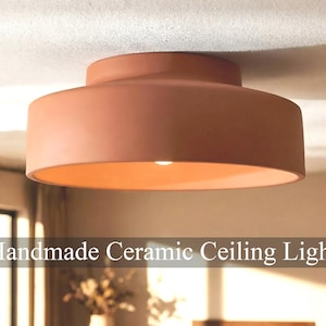 Moderne niedrige Deckenleuchte, personalisierte Geschenke mit Namen, glatte Keramikspülung - Naaya CANISTA