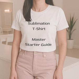 Può includere: Una maglietta bianca con la scritta "Sublimation T-Shirt Master Starter Guide" in nero. La maglietta è indossata con pantaloni rosa. L'immagine è ben illuminata e il testo è chiaro e facile da leggere.