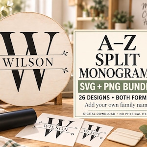 Op de afbeelding: Een rond houten bord met een zwart W-monogram en de naam WILSON, naast een digitale advertentie met de tekst A-Z SPLIT MONOGRAMS SVG + PNG BUNDLE, een rol zwart vinyl en een witte plastic rakel voor het aanbrengen van stickers.