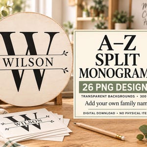 Op de afbeelding: Een rond houten bord met een zwarte letter W met een gespleten middenstuk met de naam WILSON, vergezeld van een vierkante digitale bestandsafbeelding met de tekst A-Z SPLIT MONOGRAMS 26 PNG DESIGNS en een stapel bedrukte papieren kaarten.