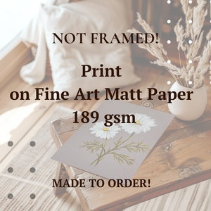 Puede incluir: Una impresi&oacute;n rectangular en papel mate de bellas artes de 189 g/m&sup2; con una ilustraci&oacute;n bot&aacute;nica de dos flores de margarita blancas con centros amarillos y tallos verdes sobre un fondo gris claro. El texto dice NOT FRAMED! Print on Fine Art Matt Paper 189 gsm MADE TO ORDER!
