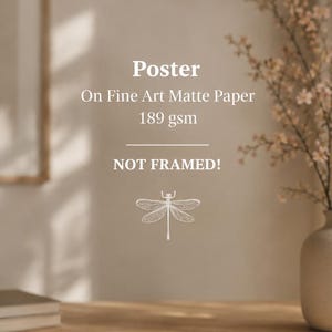 Może przedstawiać: Plakat wydrukowany na matowym papierze artystycznym o gramaturze 189 gsm. Tekst brzmi Poster, On Fine Art Matte Paper, 189 gsm oraz NOT FRAMED! Biała grafika liniowa ważki jest wyśrodkowana pod tekstem. Projekt utrzymany w neutralnym beżu.