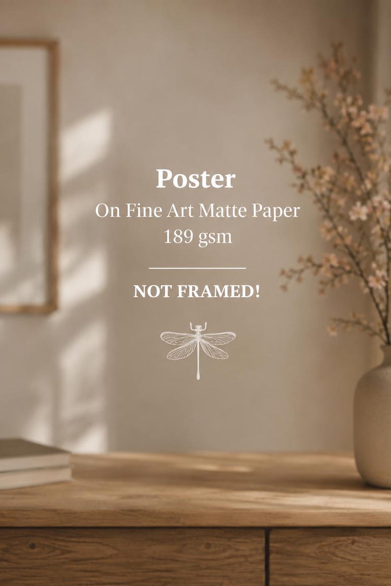 Może przedstawiać: Plakat wydrukowany na matowym papierze artystycznym o gramaturze 189 gsm. Tekst brzmi Poster, On Fine Art Matte Paper, 189 gsm oraz NOT FRAMED! Biała grafika liniowa ważki jest wyśrodkowana pod tekstem. Projekt utrzymany w neutralnym beżu.