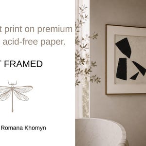 Pu&ograve; includere: Una stampa artistica senza cornice con un design astratto di forme nere su sfondo beige, esposta in una stanza dai toni neutri. La stampa &egrave; su carta senza acidi da 189 g/m&sup2;. Artista: Romana Khomyn.