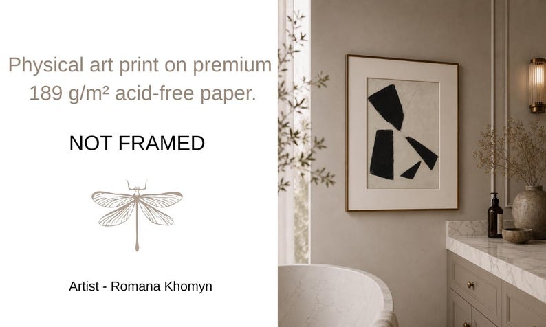 Pu&ograve; includere: Una stampa artistica senza cornice con un design astratto di forme nere su sfondo beige, esposta in una stanza dai toni neutri. La stampa &egrave; su carta senza acidi da 189 g/m&sup2;. Artista: Romana Khomyn.