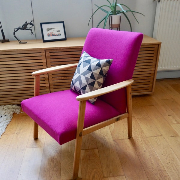 Fauteuil vintage rose en bois confortable style scandinave