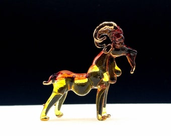 Handgemaakt kleurrijk glasgeblazen beeldje van berggeit, miniatuur dierenkunst