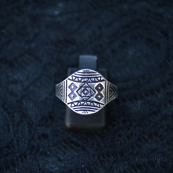 Bague gravée plaqué argent motif ethnique