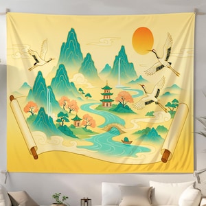 Könnte beinhalten: Gelbes Wandbehang mit einem asiatisch inspirierten Landschaftsbild, das Berge, einen Fluss, Pagoden und fliegende Kraniche zeigt. Das Kunstwerk umfasst eine aufgehende Sonne und rollenartige Ränder.