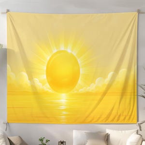 Könnte beinhalten: Ein großes, gelbes Wandbehang mit einem Sonnenaufgang über dem Wasser. Die Sonne ist eine leuchtend gelbe Kugel mit strahlendem Licht. Weiße Wolken sind am Himmel verstreut. Der Wandbehang hängt an einer weißen Wand über einem modernen Sitzbereich im Freien.
