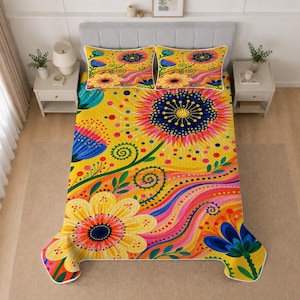 Può includere: Un set da letto composto da una trapunta e due federe abbinate con uno sfondo giallo vivace. Il design presenta grandi fiori stilizzati nelle tonalità del blu, arancione e rosa, accentuati da viticci verdi vorticosi e puntini colorati.