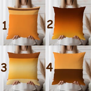 Peut inclure: Quatre coussins décoratifs aux couleurs chaudes. Les coussins présentent des nuances d'orange, de marron et de jaune. Les motifs comprennent des blocs de couleurs, des dégradés et des motifs géométriques. Chaque coussin est de forme carrée et semble être fait d'un tissu doux.