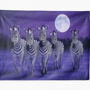 満月の下のシマウマの群れの壁掛けタペストリー | 動物愛好家、ジャングルの部屋、または大胆な自然にインスパイアされた装飾のための紫色のサファリ野生動物アート