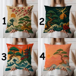 Puede incluir: Cuatro cojines decorativos con diseños de inspiración japonesa. Cada cojín presenta una escena de paisaje diferente con elementos como flores de cerezo, bonsáis, olas, pagodas y puestas de sol. Las paletas de colores incluyen tonos de verde, naranja y azul.