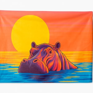 夕日を描いたカラフルなカバの壁掛けタペストリー | 楽しい寮のインテリア、トロピカルな部屋、大胆なボヘミアンリビングスペースにぴったりのレトロポップアートの動物デザイン