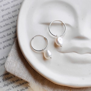 KARLA - Dainty hoop earrings with freshwater pearls, minimalist pearl earrings, hoop earrings with pearl pendants, baroque pearl jewelry