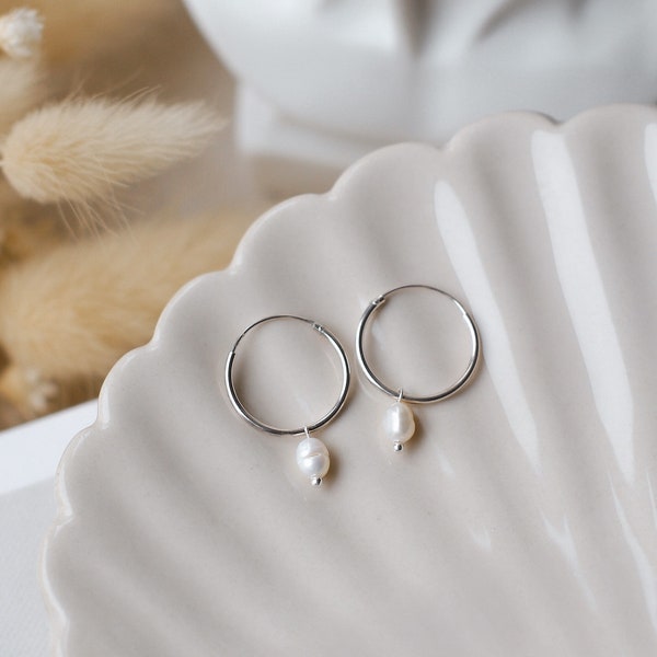 TINY - Mini Creolen mit kleiner Süßwasserperle, Zarte Perlenohrringe aus Sterling Silber, Minimalistischer Perlenschmuck, Perlenanhänger