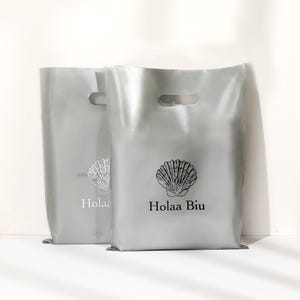 カスタムグレープラスチックショッピングバッグ、カスタムブティックバッグ、ロゴ入り高品質洋服バッグ、ロゴ入りプラスチックトートバッグ、布製パッケージ