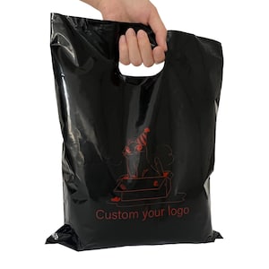 カスタムブラックプラスチックショッピングバッグ、カスタムブティックバッグ、ロゴ入り高品質洋服バッグ、ロゴ入りプラスチックトートバッグ