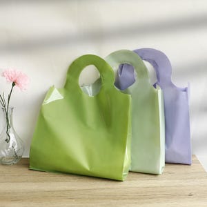 カスタムプラスチックショッピングバッグ、カスタムブティックバッグ、ロゴ入り高品質洋服バッグ、ロゴ入りプラスチックトートバッグ