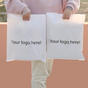 Custom White Plastic Shopping Bag，Custom Boutique Bag, High Quality Clothes Bag with you logo，Plastic tote bag with you logo