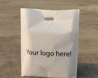 Op de afbeelding: Een witte plastic boodschappentas met een uitgesneden handvat. Op de tas staat de tekst "Your logo here!" gedrukt.