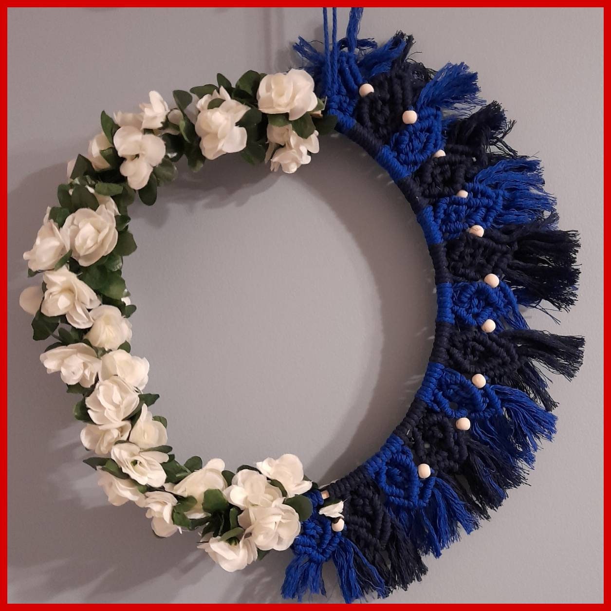 Belle Couronne en Macramé Bleu Agrementé de Fleurs Blanches . Fait Main