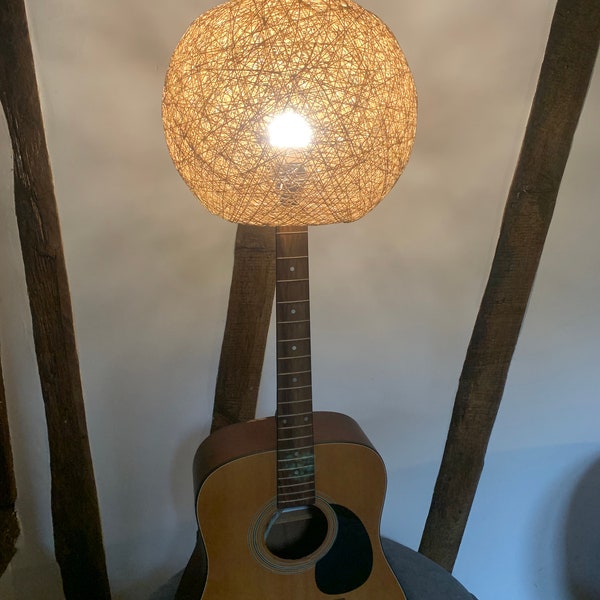 Guitare lampadaire