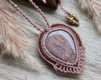 Collier macramé beige bohème | Labradorite orange violette | Conception unique | Pendentif en cristal complexe | Cadeau pour amateur de bijoux