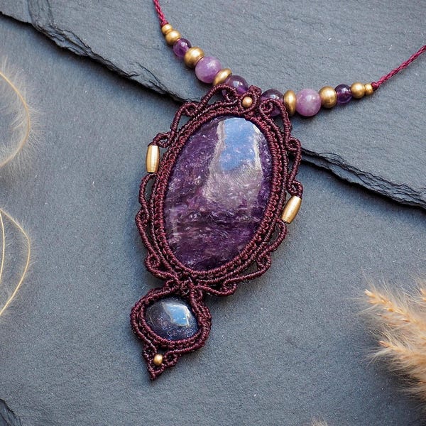 Collana in macramè bordeaux / Charoite e iolite / Gioiello regalo / Segno zodiacale Sagittario / Cristalli viola / Talismano significativo / Dark Boho