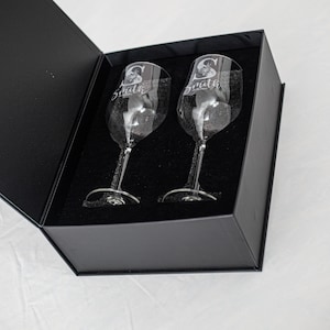 Stengel Weingläser Geschenkset - Personalisiertes Mr & Mrs Glass Set, Geschenkbox mit Gravur, Braut- und Bräutigamgläser, Hochzeitsgeschenkbox