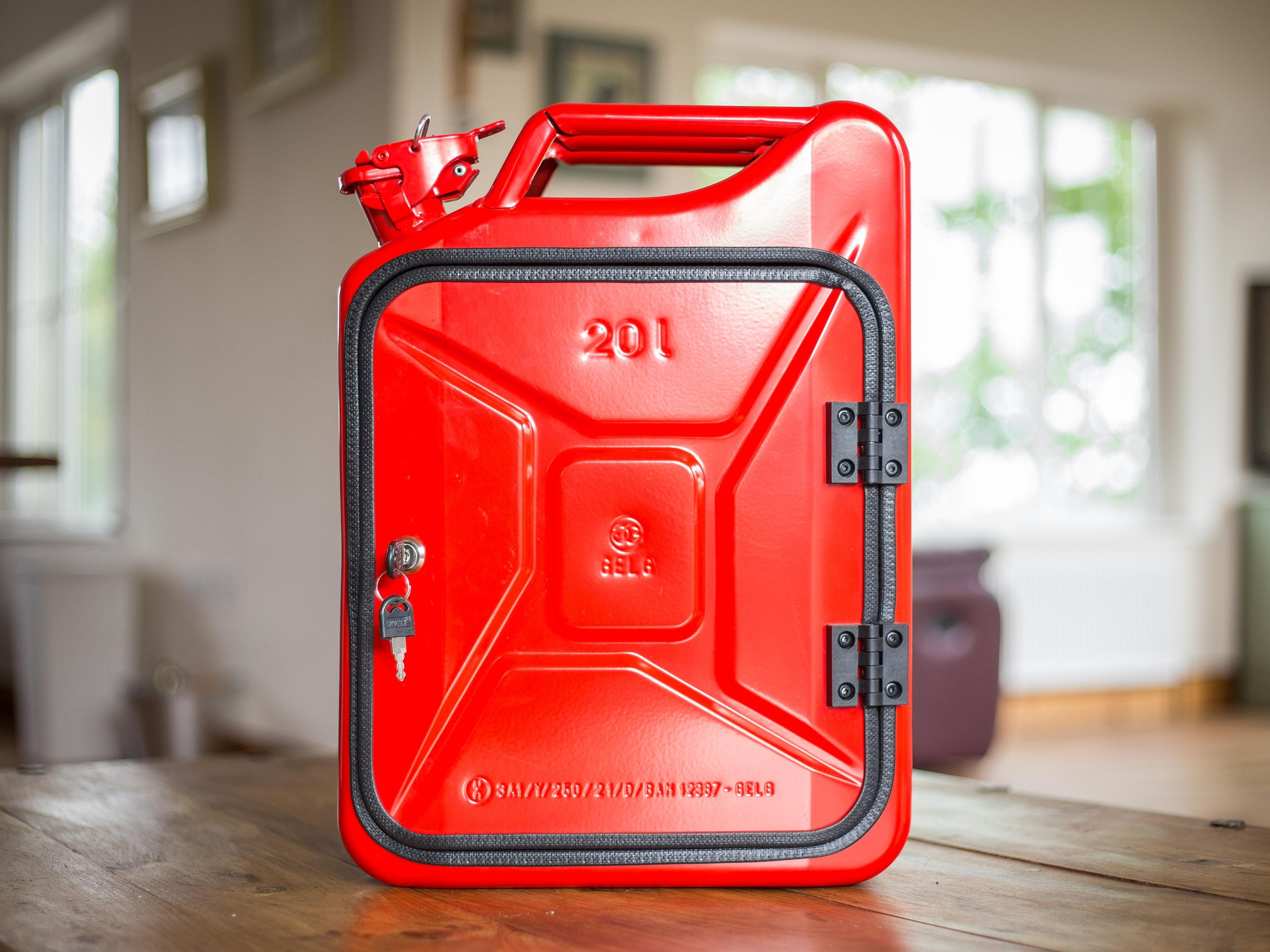 The best present a man can get, a unique jerry can containing a mini bar.