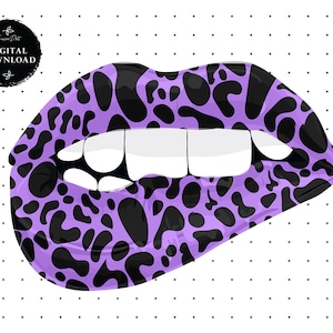 Puede incluir: Labios morados con un diseño de estampado de leopardo negro. Los labios están ligeramente entreabiertos, revelando dientes blancos.