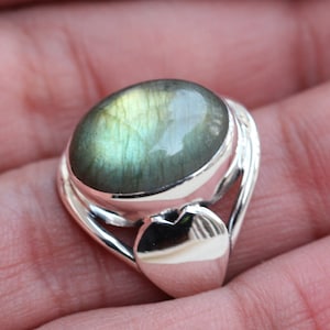 Anillo de labradorita, labradorita flash verde amarillo, anillo hecho a mano en forma de corazón de plata de ley, anillos de pila, regalo para ella, anillo de regalo de San Valentín
