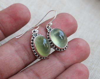 Pendientes de plata de ley con prehnita: piedras preciosas colgantes hechas a mano