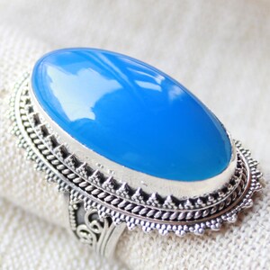 Anel de Prata Esterlina com Calcedônia Azul: Joia com Design Martelado