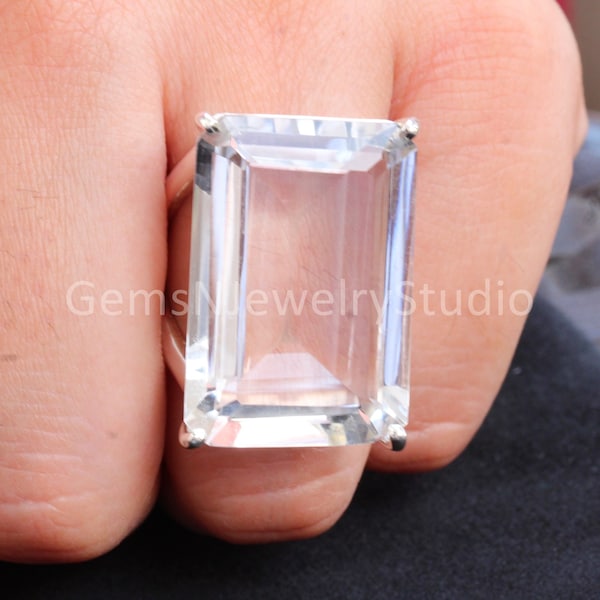 Pierścionek z kryształem kwarcowym szlifowanym szmaragdem: wyrazista biżuteria ze srebra próby 925
