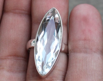 Anillo de plata de ley con cuarzo cristalino natural