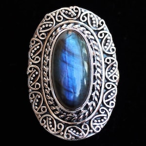 Anillo de labradorita de plata esterlina hecho a mano: joyería bohemia con un toque de estilo.