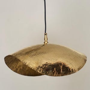 Handcrafted Modern Brass Pendant Light – Vintage Aesthetics for Chic Living Room & Kitchen Décor