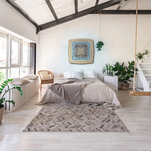 Pu&ograve; includere: Una camera da letto luminosa e ariosa con una grande finestra, un letto e un tappeto decorativo. Un quadro quadrato e ornato con dettagli blu e oro &egrave; appeso sopra il letto. Un'altalena di legno &egrave; appesa al soffitto.
